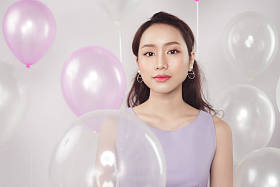 粉色气球的女人图片