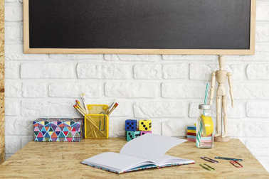 室內(nèi)定向結(jié)構(gòu)刨花板的桌子圖片