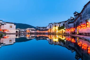 中國(guó)古村落在晚上 