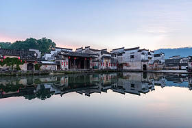 中国古村落在黎明图片