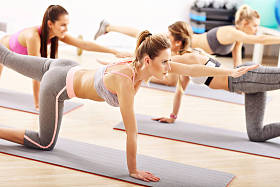 在健身房锻炼的年轻妇女图片