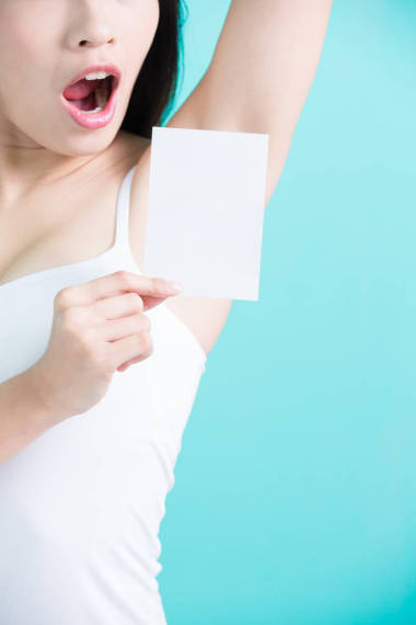 美麗的女人顯示腋窩照片