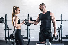 男人和女人在健身房