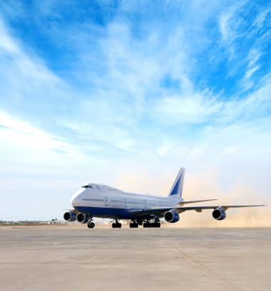 在機(jī)場(chǎng)的巨型飛機(jī)