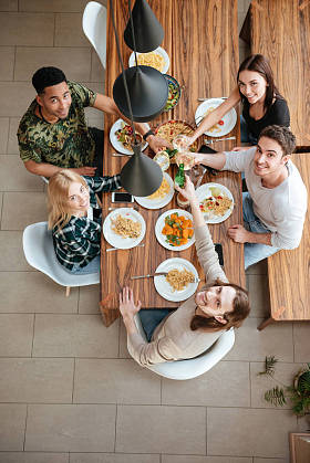 顶视图的欢呼与酒的五人