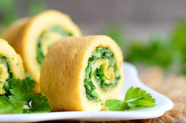 自制的奶酪和草药毛绒的煎蛋。用磨碎的奶酪和切碎的香草的切的煎蛋。美味、 可口的早餐煎蛋食谱。乡村风格。特写