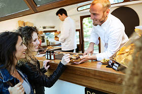 两个漂亮的年轻女人购买食品的卡车上的肉丸子