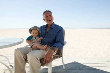 祖父坐在一起寶貝孫子圖片