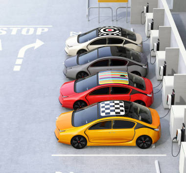 在電動(dòng)汽車充電站充電的電動(dòng)汽車