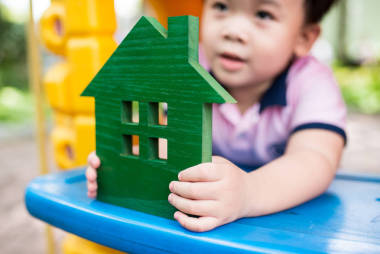 小男孩玩玩具屋圖片