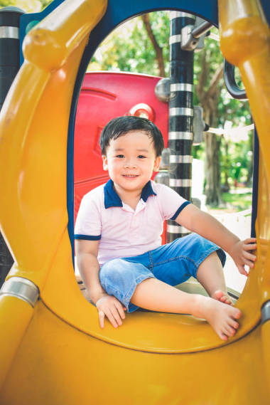 在公園的小男孩