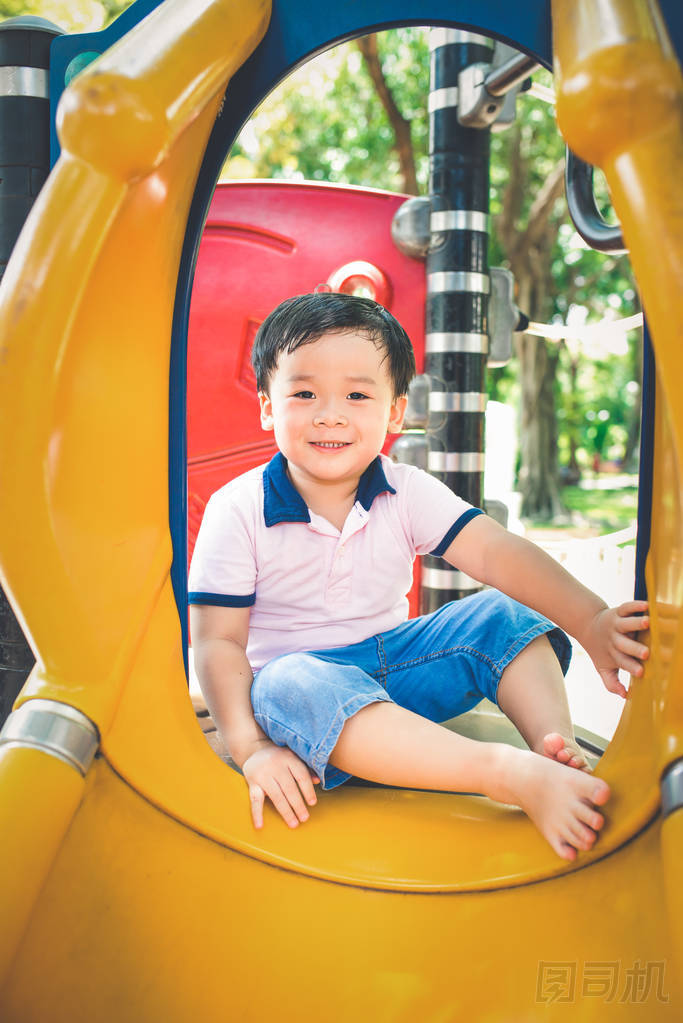 在公園的小男孩