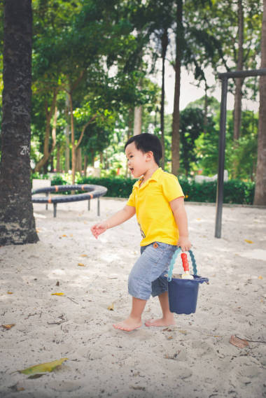 男孩玩斗和沙子 