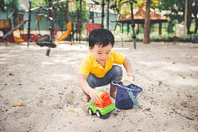 男孩玩斗和沙子 图片