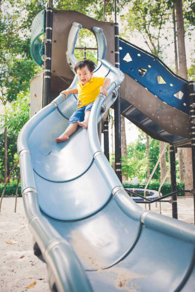 在公園的小男孩圖片