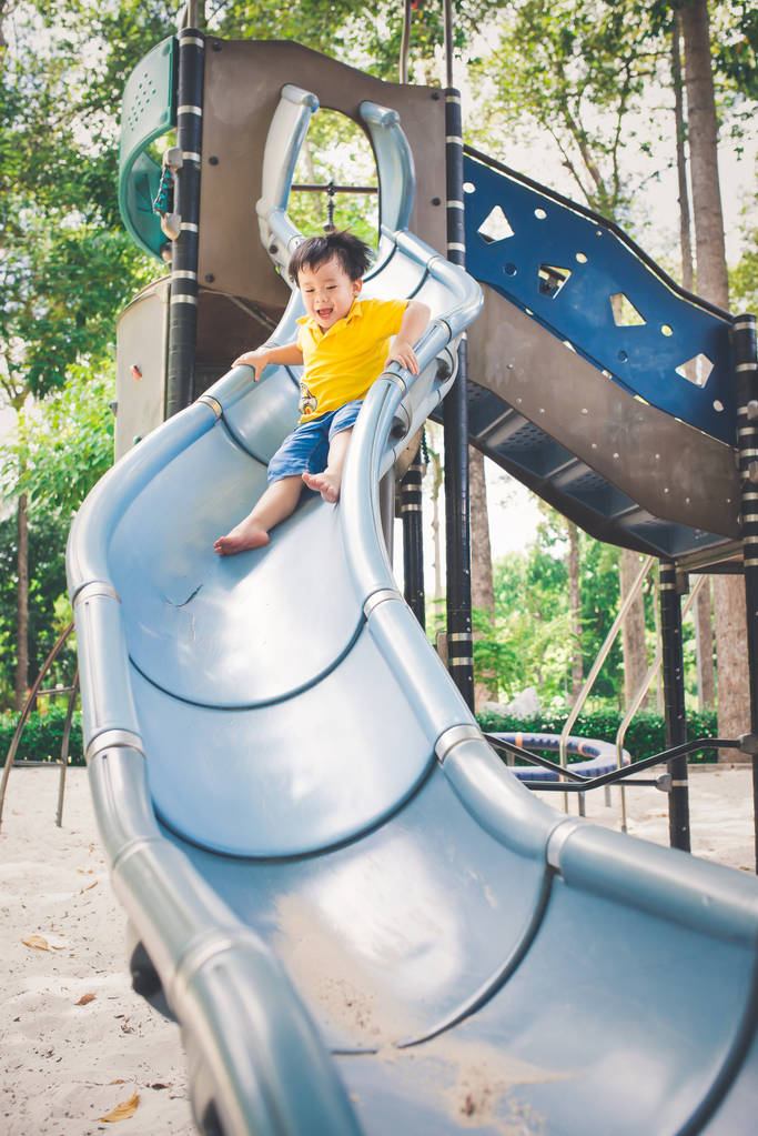 在公园的小男孩图片