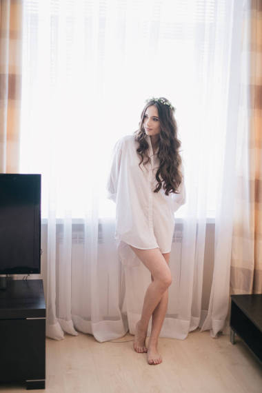 黑發(fā)女人在臥室的窗邊