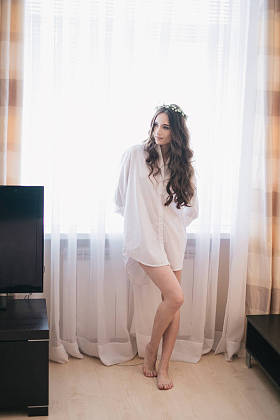 黑发女人在卧室的窗边