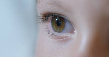 眼睛宏的孩子同時(shí)使用平板電腦、 smartphone.the 未來的 web 技術(shù)和視頻技術(shù)的概念。連接和兒童與 web 未來的遠(yuǎn)景?；ヂ?lián)網(wǎng)保護(hù)