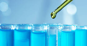 在实验室里，用移液管的科学家分析了色的液体中提取的 Dna 和分子的试管中。概念︰ 研究、 生物化学、 性质、 医药