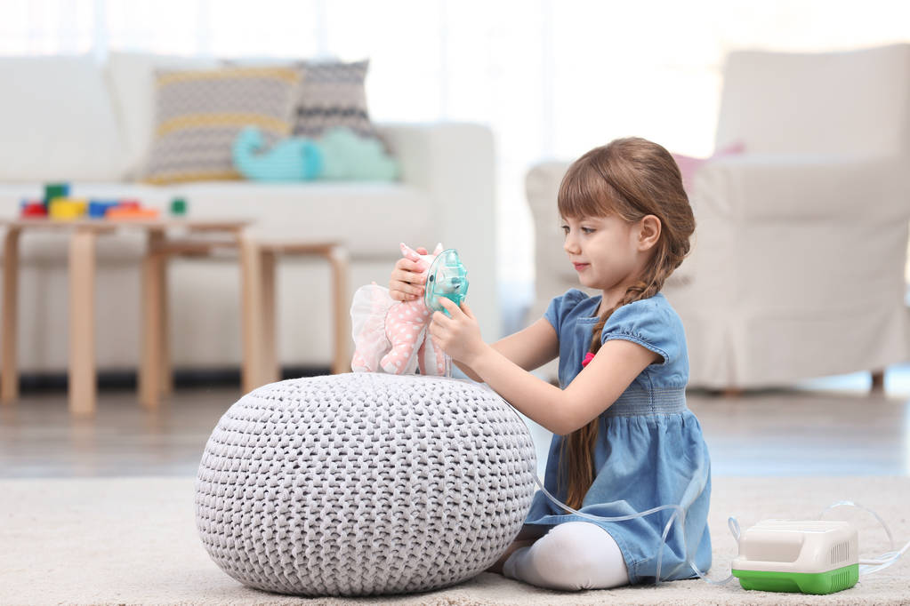 小女孩用雾化器图片 小女孩用雾化器图片