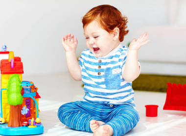 快樂(lè)小紅發(fā)寶寶玩玩具屋圖片