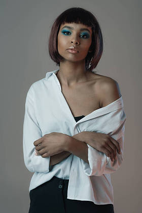 非洲裔美国老妇在衬衫