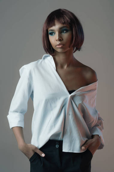 非洲裔美國老婦在襯衫