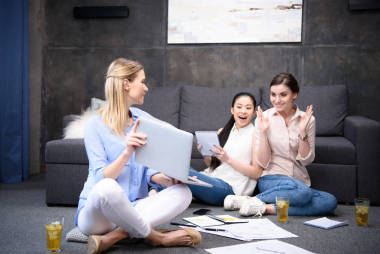 使用便攜式計(jì)算機(jī)的女企業(yè)家