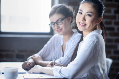 看看相機(jī)的女商人