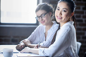 看看相机的女商人