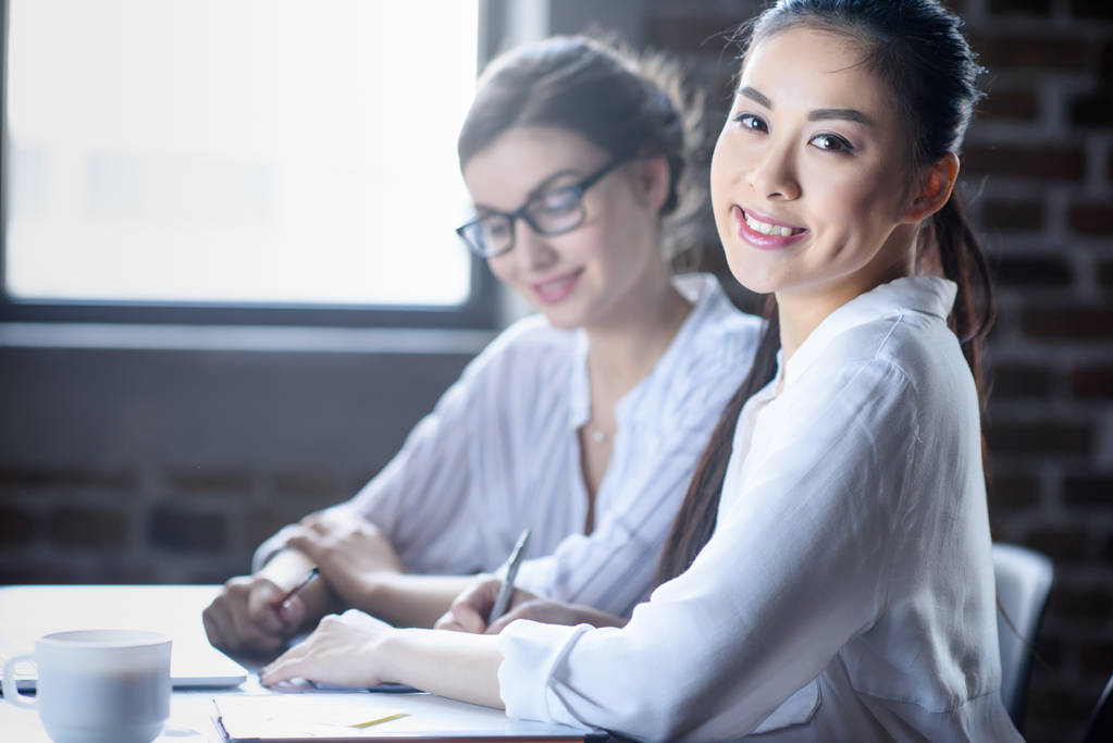 看看相机的女商人