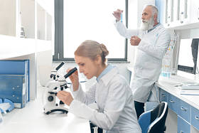 白大褂在实验室里的科学家图片