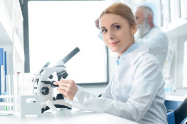 工作用顯微鏡的化學(xué)家