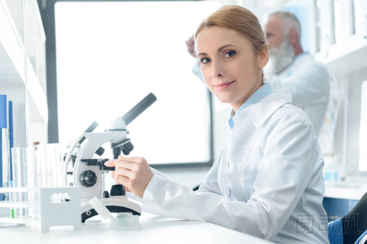 工作用顯微鏡的化學(xué)家