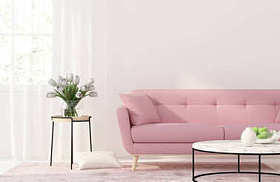 客厅里有一个粉红色的沙发