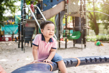 小男孩玩蹺蹺板