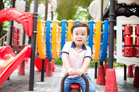 小男孩玩跷跷板