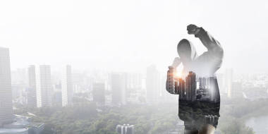 她为成功而奋斗。混合媒体图片