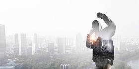 她为成功而奋斗。混合媒体图片