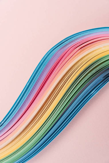 以彩虹为颜色的纸条作为五颜六色的背景