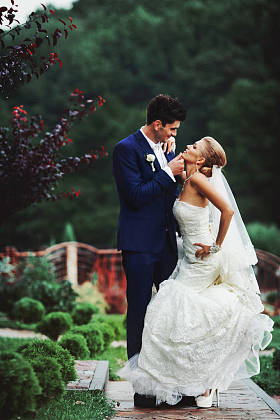 新郎新娘举行的下巴欣赏她在花园