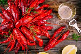 莳萝和啤酒煮小龙虾图片