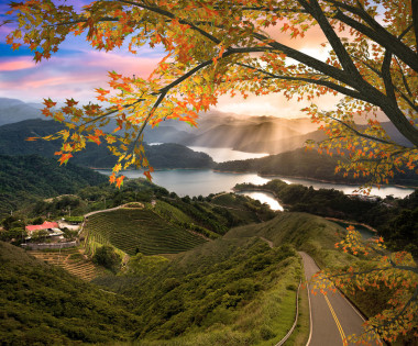 令人惊叹的山与红叶