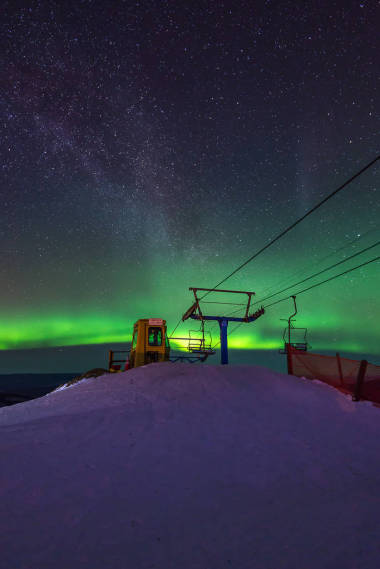 絢麗多彩的北極光在漆黑的夜