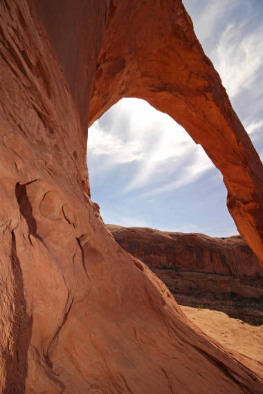 站在旁边电晕拱在犹他州.图片
