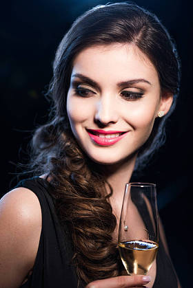 时尚的女人喝香槟