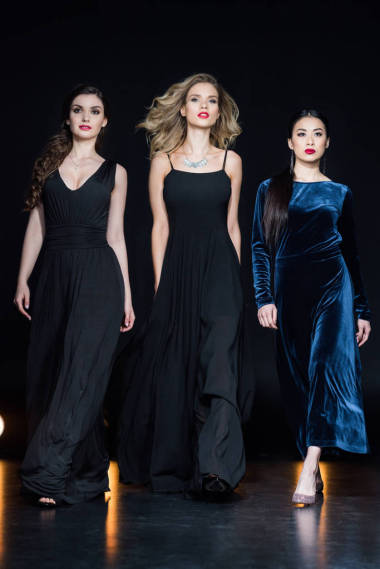 婦女在時尚長裙