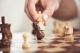 下棋的人图片