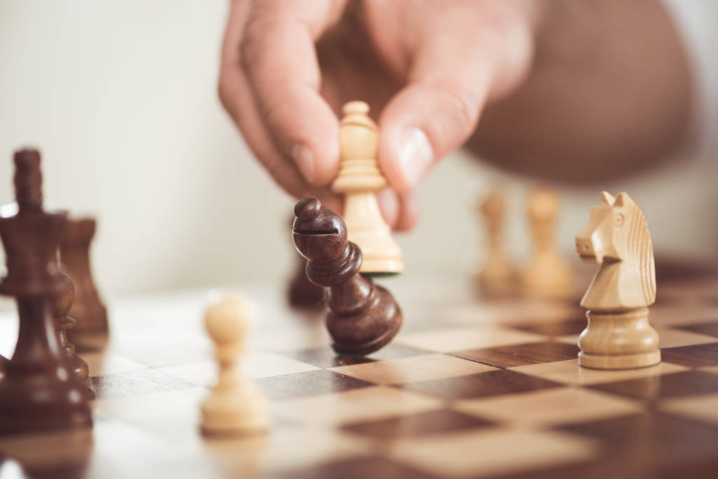 下棋的人图片